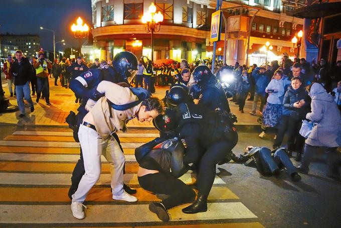防暴警察周三在莫斯科拘捕反动员令示威者。