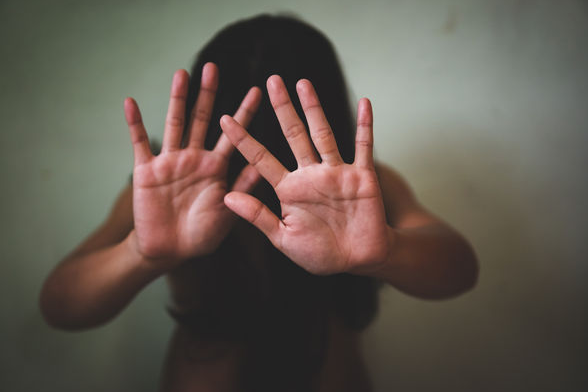 惨剧:女子遭6男挟持,丈夫面前被性侵4小时 惨剧:女子遭6男挟持,丈夫面前被性侵4小时