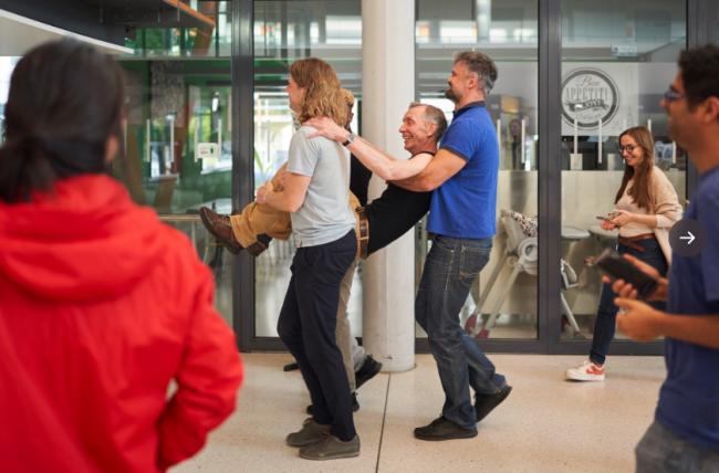 得了诺奖后 第一天上班时的景象:被丢进池塘? 得了诺奖后 第一天上班时的景象:被丢进池塘?