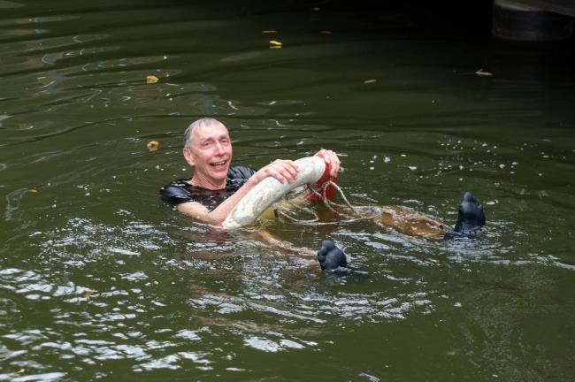 得了诺奖后 第一天上班时的景象:被丢进池塘? 得了诺奖后 第一天上班时的景象:被丢进池塘?