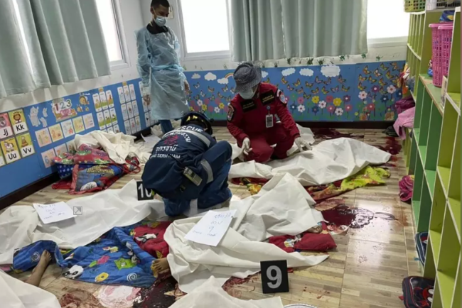 38死!被开除的警察闯进幼儿园,射杀午睡的孩子 38死!被开除的警察闯进幼儿园,射杀午睡的孩子