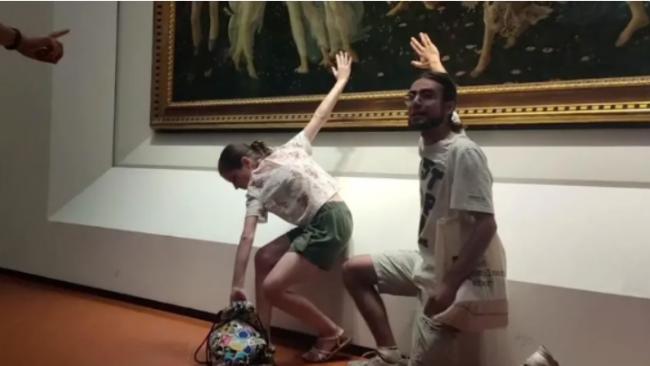 “环保人士”又袭莫奈1.1亿画作、英王蜡像 “环保人士”又袭莫奈1.1亿画作、英王蜡像