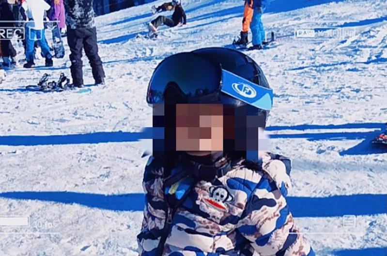 华女曾分享儿子在大熊湖滑雪视频。（取材自社群）