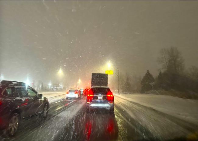 大温暴风雪让市民措手不及 道路严重堵塞出行困难