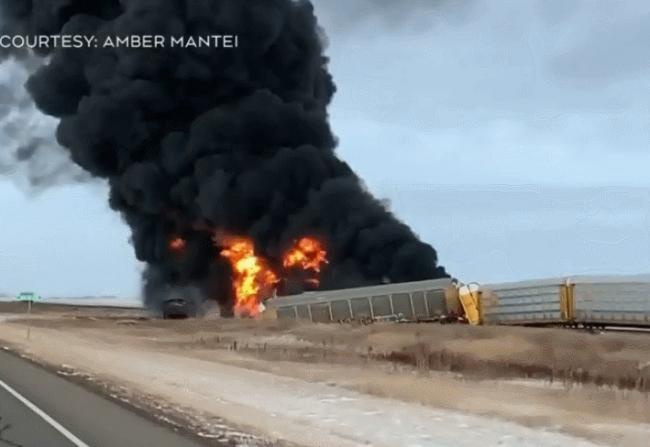 加拿大火车高速旁脱轨 20多节车厢燃烧爆炸 黑烟冲天