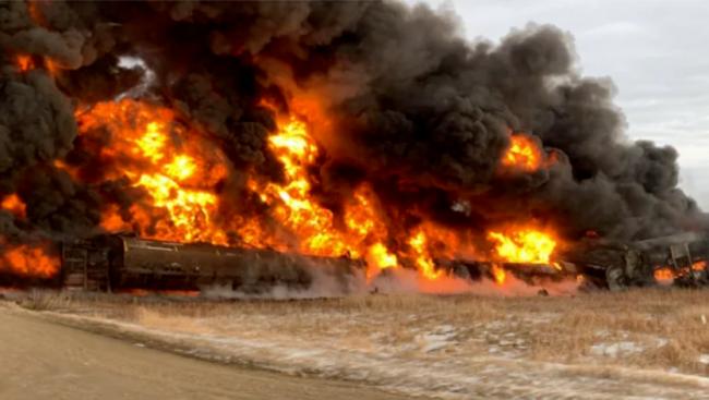 加拿大火车高速旁脱轨 20多节车厢燃烧爆炸 黑烟冲天
