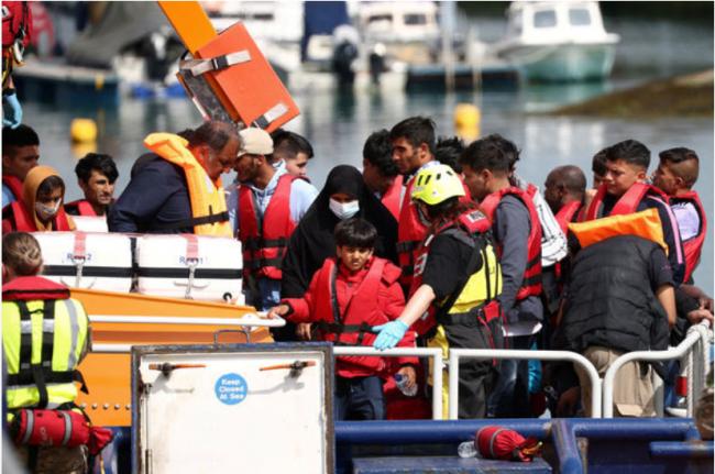 移民船载50人 英吉利海峡翻覆 英国首相发声 移民船载50人 英吉利海峡翻覆 英国首相发声