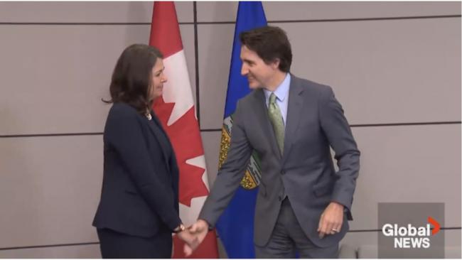 尴尬！特鲁多与省长握手遇冷！被疑传递重要信号
