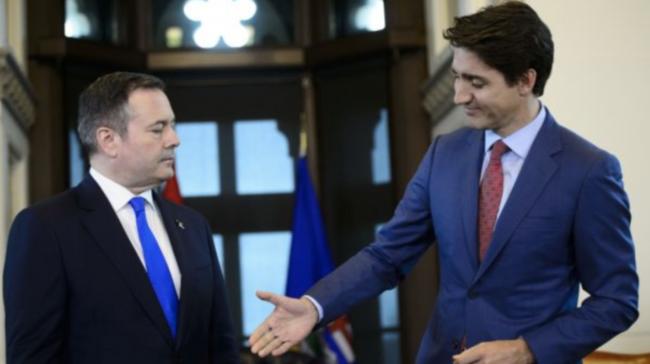 尴尬！特鲁多与省长握手遇冷！被疑传递重要信号