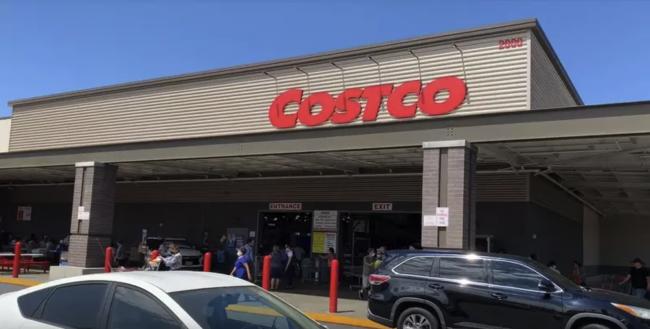 Costco查收据 店员少收钱华人却遭拦 委屈被当贼 Costco查收据 店员少收钱华人却遭拦 委屈被当贼