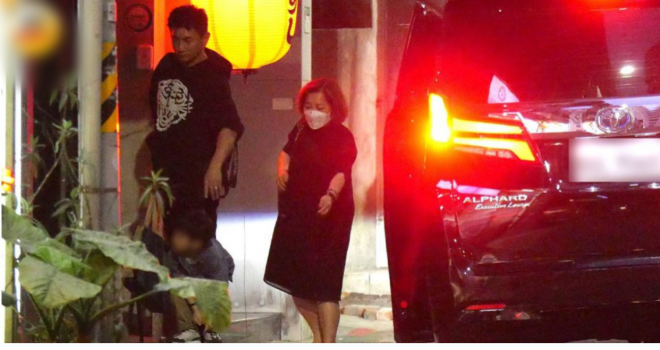 53岁吴奇隆与刘诗诗聚餐!力破离婚传闻,一家4口生活幸福快乐|吴奇隆|刘诗诗|离婚_新浪新闻