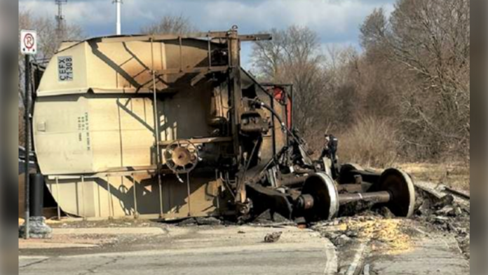 a-derailed-train-can-be-seen-above-in-port-colbour-1-6320380-1679319538372.png 图片