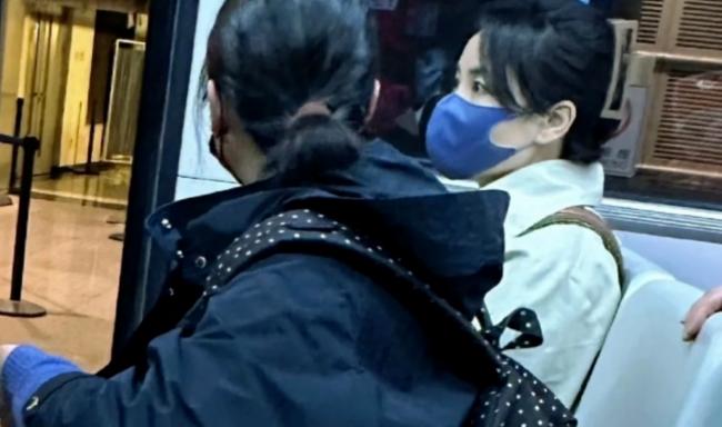 震惊:54岁王菲又怀孕了?国外被拍小腹隆起… 震惊:54岁王菲又怀孕了?国外被拍小腹隆起…