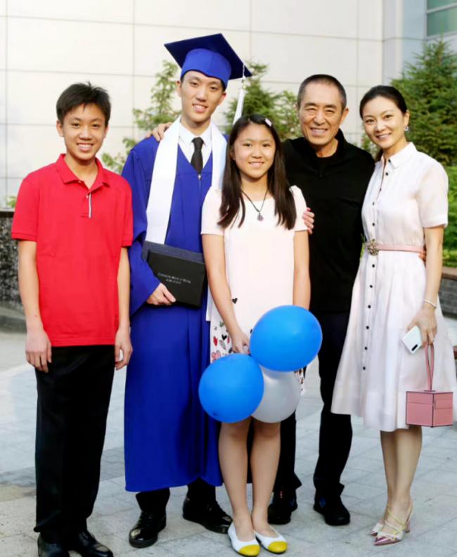 张艺谋现身美国毕业礼 儿子和奥巴马女儿是同学 张艺谋现身美国毕业礼 儿子和奥巴马女儿是同学