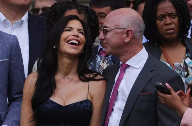 传贝索斯与女友订婚了 20克拉超大钻戒闪瞎众人