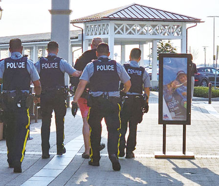 温哥华机场名店城喊捉贼 3警合力压制一男子 温哥华机场名店城喊捉贼 3警合力压制一男子
