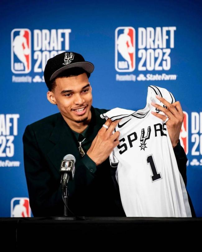 全美热搜第一！&ldquo;小甜甜&rdquo;布兰妮向NBA新星文班亚马求合影遭掌掴！直接报警&hellip;