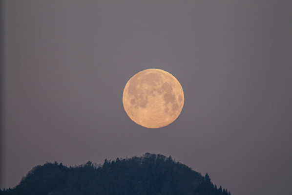 流星雨加超级月亮 八月天文爱好者福音 流星雨加超级月亮 八月天文爱好者福音