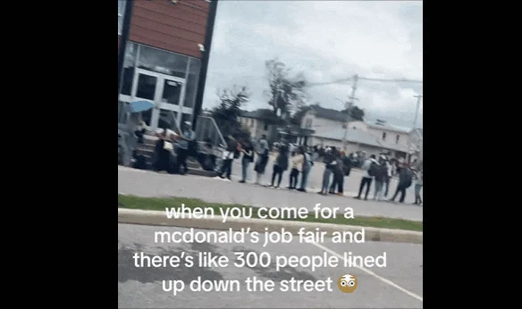 加国一家麦当劳招聘:来了300人 队伍蜿蜒整条街 加国一家麦当劳招聘:来了300人 队伍蜿蜒整条街