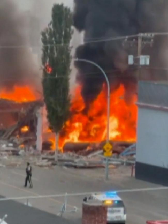 卑诗重镇市中心大爆炸,整栋楼葬身火海多人受伤 卑诗重镇市中心大爆炸,整栋楼葬身火海多人受伤