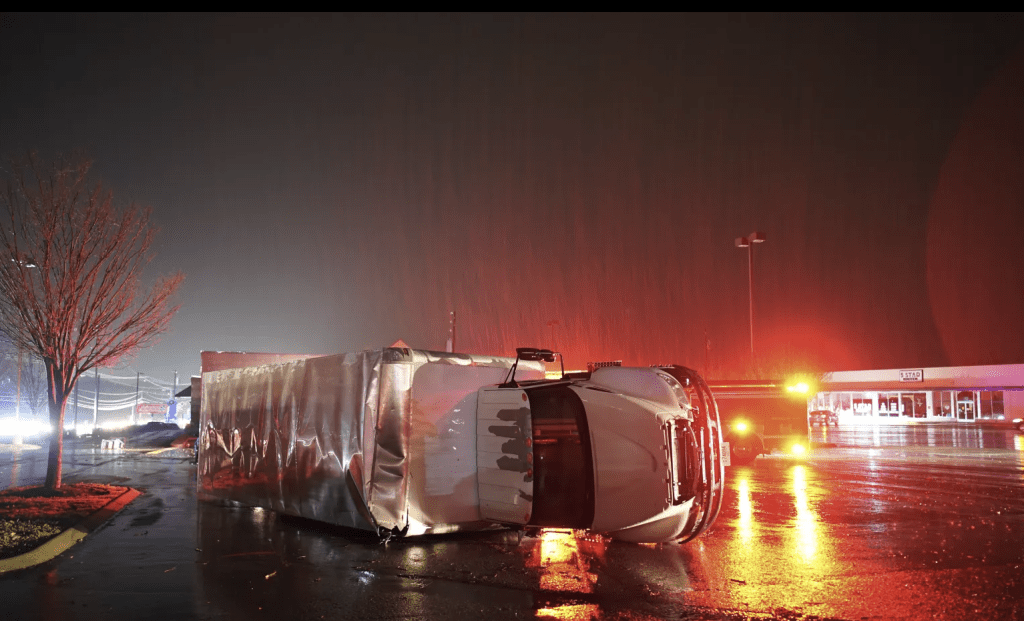 一辆牵引拖车在高速公路上侧翻。美联社 一辆牵引拖车在高速公路上侧翻。美联社