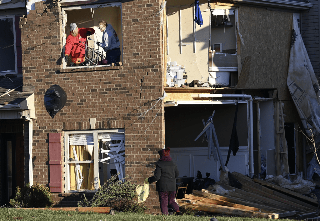 这家人的墙壁被吹破。美联社 这家人的墙壁被吹破。美联社