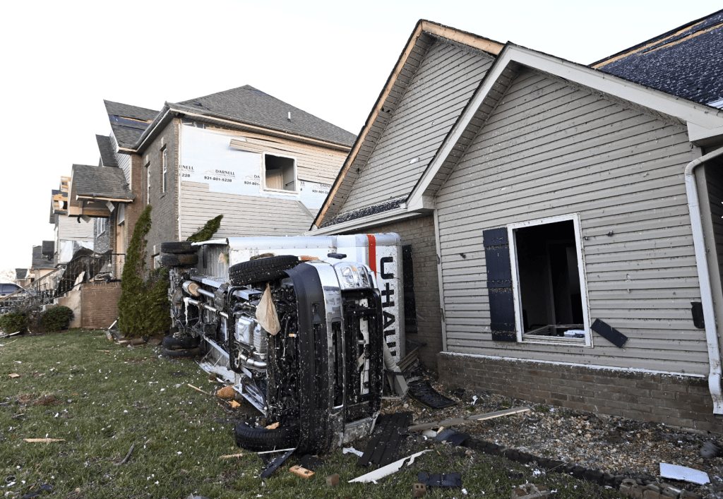 汽车被吹翻。美联社 汽车被吹翻。美联社