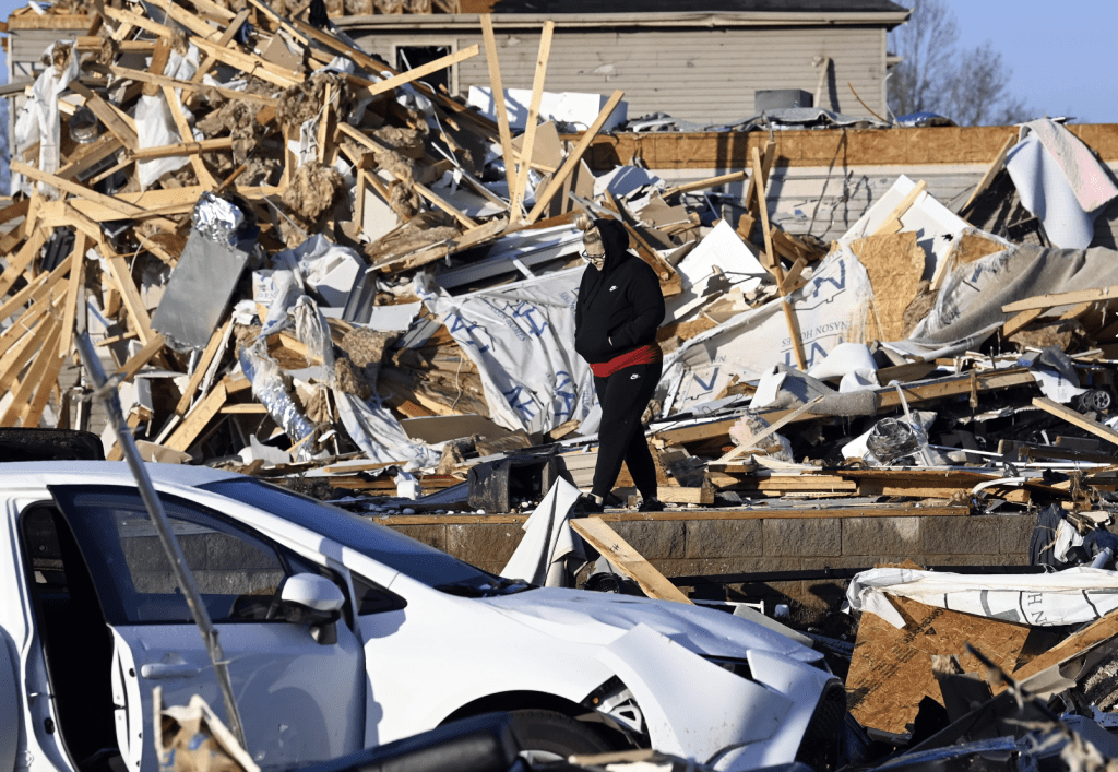 到处是受风暴破坏后的景象。美联社 到处是受风暴破坏后的景象。美联社