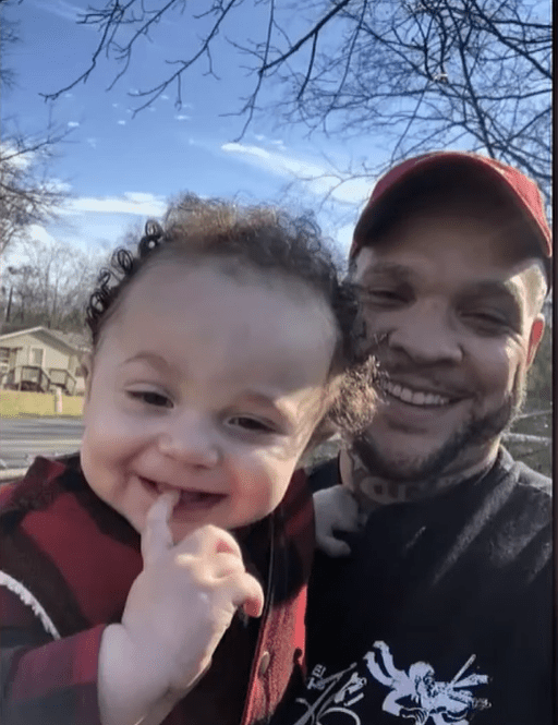 摩尔丈夫与孩小合照。 社交媒体 摩尔丈夫与孩小合照。 社交媒体