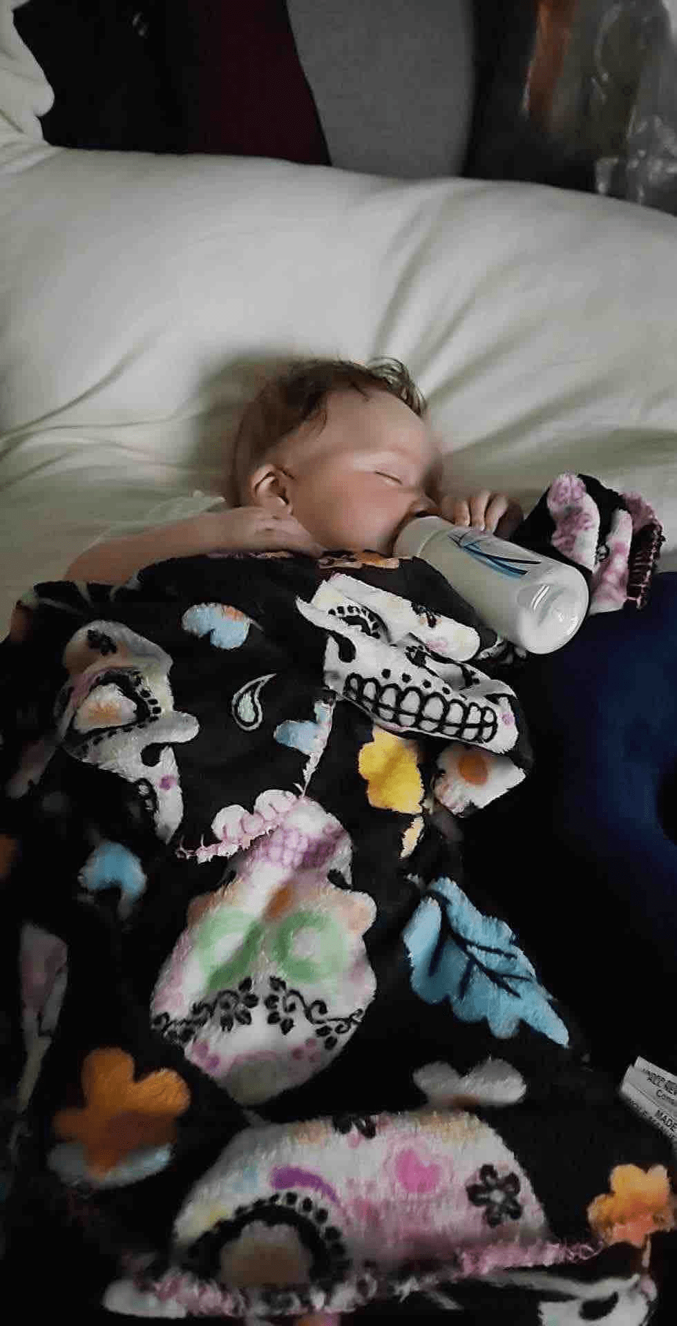 摩尔在众筹网站发布孩子的照片。 GoFundMe 摩尔在众筹网站发布孩子的照片。 GoFundMe