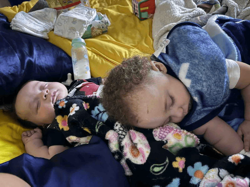 摩尔在众筹网站发布孩子的照片。 GoFundMe 摩尔在众筹网站发布孩子的照片。 GoFundMe