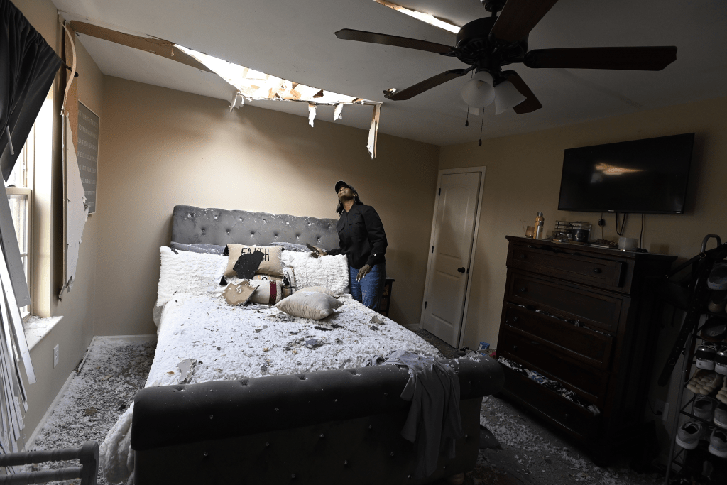 民众看着被摧毁的屋顶,欲哭无泪。 AP 民众看着被摧毁的屋顶,欲哭无泪。 AP