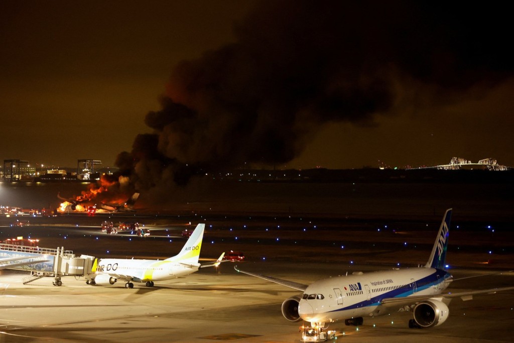日本航空JAL516客机在东京羽田机场与海上保安厅飞机擦撞起火，造成5死1重伤事件。 路透社