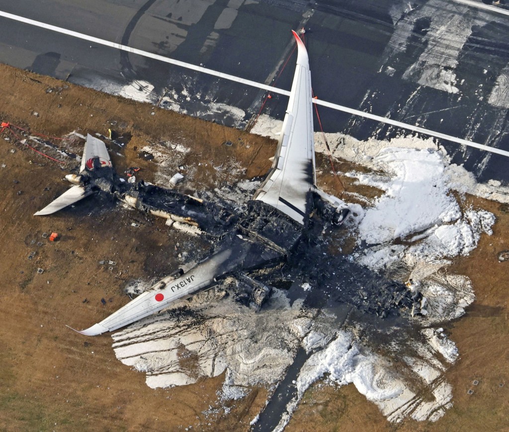 日本航空 (JAL) 的空中巴士 A350 飞机在羽田国际机场与日本海上保全厅飞机相撞后被烧毁。 路透社