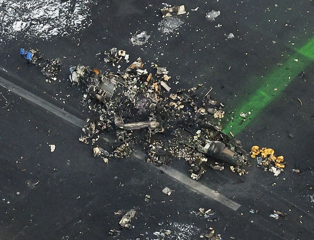 日本海保厅飞机在东京与日本航空 (JAL) 的空中巴士 A350 飞机相撞后被烧毁。 路透社