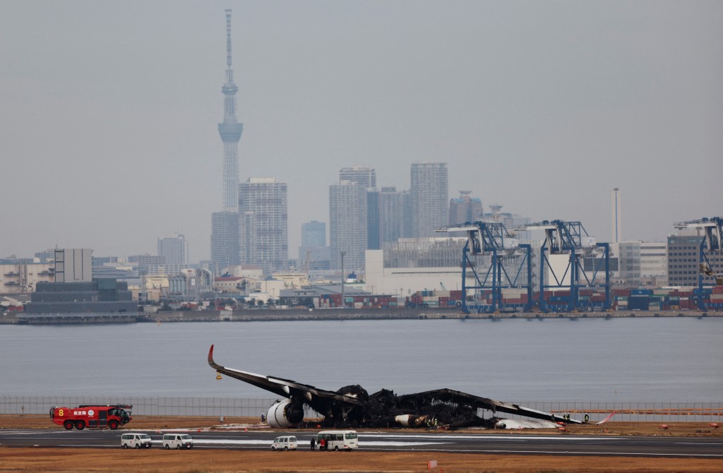 日官员正在调查日航 (JAL) 空中巴士 A350 飞机在羽田国际机场与日本海岸警卫队飞机相撞后被烧毁的情况。 路透社