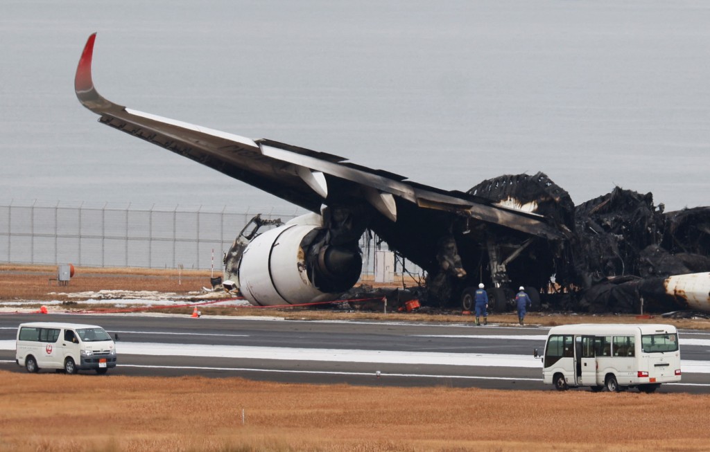 日本航空(JAL) 空中巴士 A350 飞机与一架日本海岸警卫队飞机相撞后，官员们正在调查。 路透社