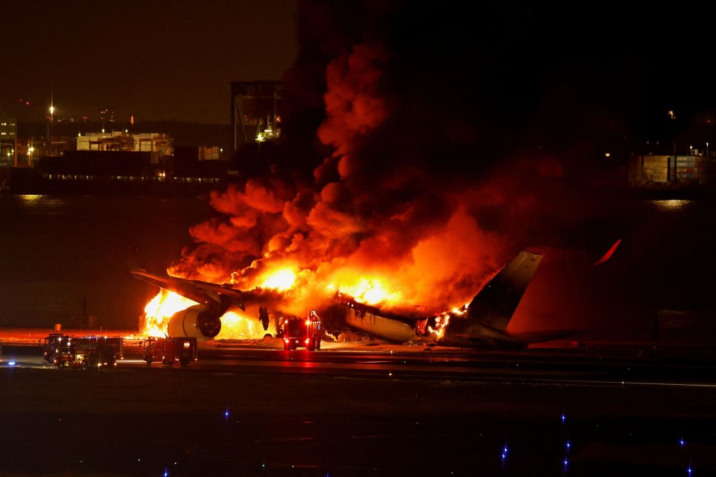 日本航空JAL516客机在东京羽田机场与海上保安厅飞机擦撞起火，造成5死1重伤事件。 路透社
