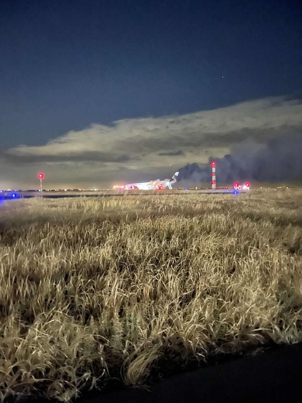 日本航空JAL516客机在东京羽田机场与海上保安厅飞机擦撞起火,造成5死1重伤事件。 路透社 日本航空JAL516客机在东京羽田机场与海上保安厅飞机擦撞起火,造成5死1重伤事件。 路透社