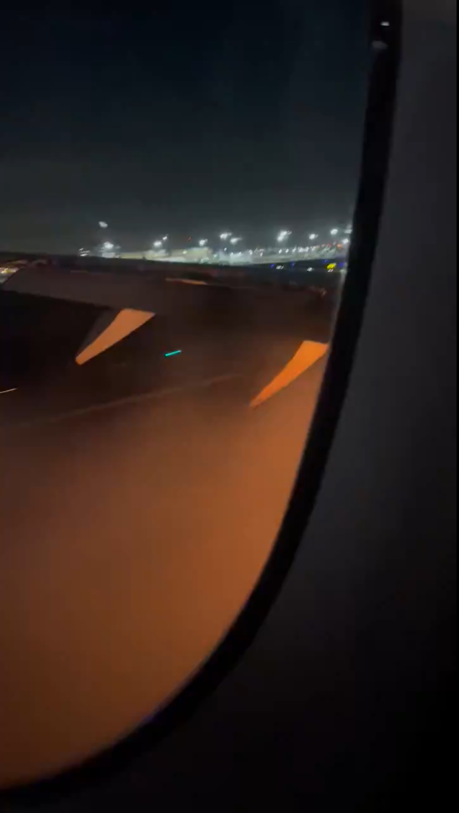 从机内看到机翼下传出火光。 X