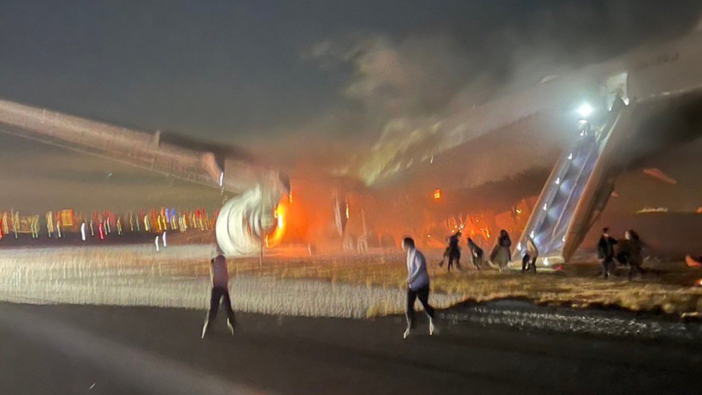 飞机在跑道着火，乘客慌忙逃生。(平台X)