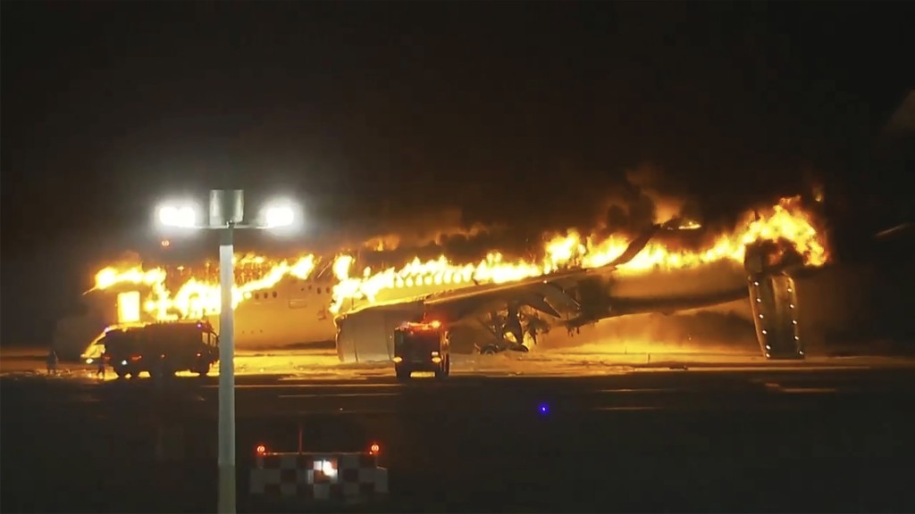 出事日航客机几乎全机着火，前机师称「未见过」。 美联社