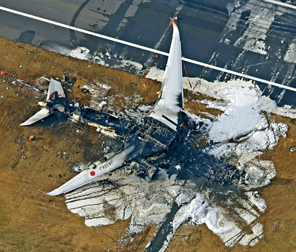航拍图片可见东京都羽田机场上的日航客机，机身大部分烧成灰烬。
