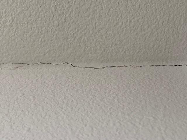 拉汶一家华人住家屋内墙面在5日地震后出现多处裂缝。（记者杨青/摄影）