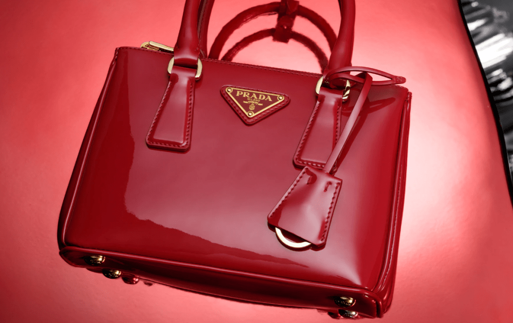 Prada二手袋平均价值平46%。 Prada二手袋平均价值平46%。