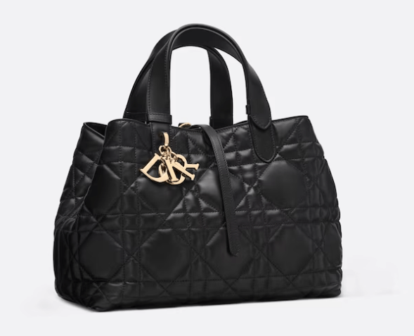 Dior二手袋平均价值平47%。 Dior二手袋平均价值平47%。