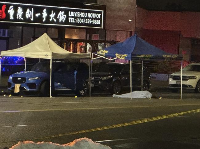 大温中餐馆门前豪车遭枪击1人死亡 大温中餐馆门前豪车遭枪击1人死亡