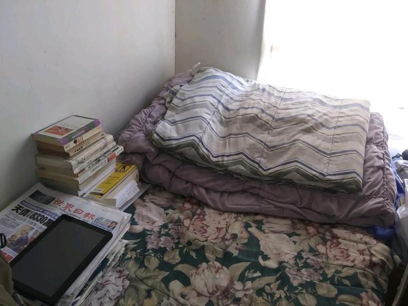 远扬至今仍住在蒙特利公园市的家庭旅馆,与隔壁床只有一块木板相隔。(图:受访人提供...