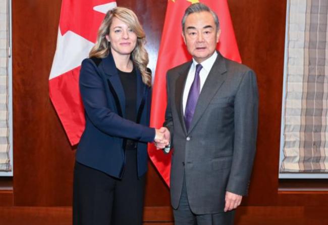中国外长王毅会见加拿大外长:中加不是敌人 中国外长王毅会见加拿大外长:中加不是敌人