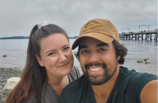 南素里居民纷纷猜测海滩上写&ldquo;嫁给我&rdquo;的是谁？